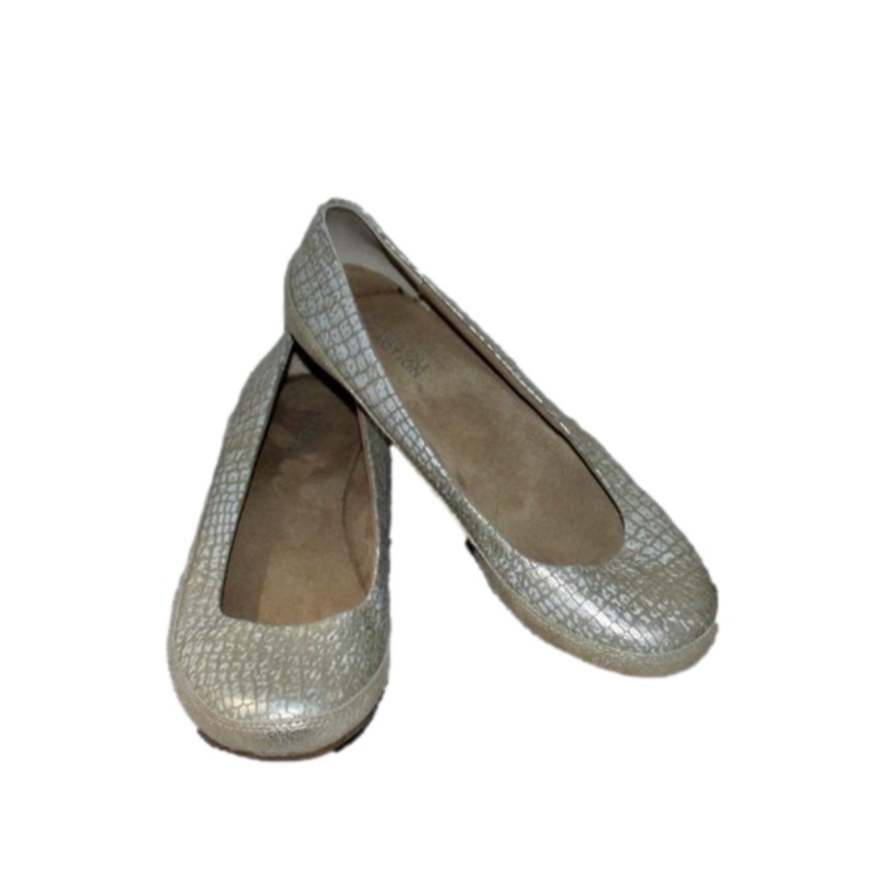 LADIES CUTE KENNETH COLE SLIP ON BALLET STYLE SHOES - SIZE 7 - GOLD/WHITE